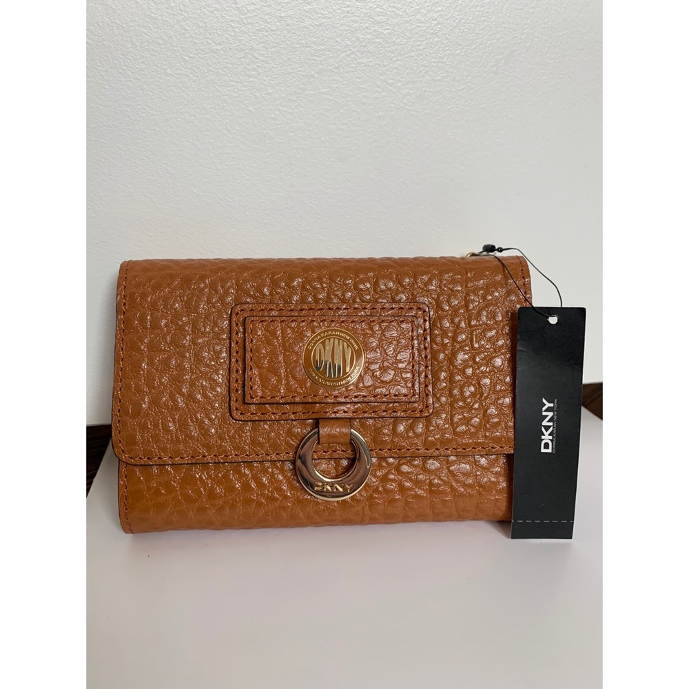 •DKNY Tan Leather Wallet•